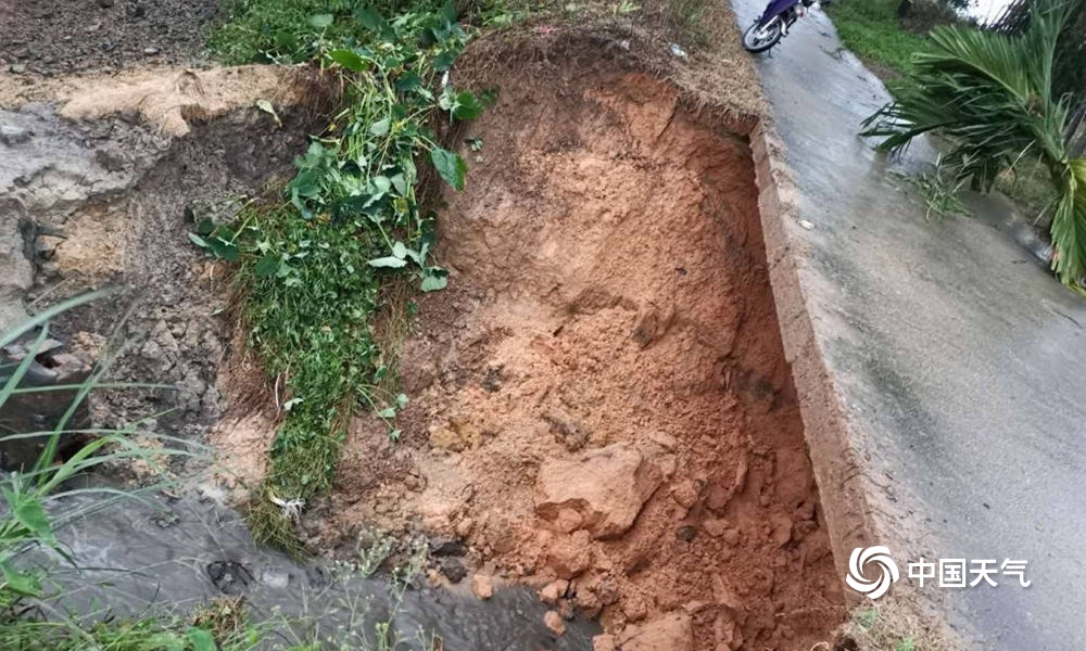 海南强降雨持续 局地出现内涝或山体滑坡