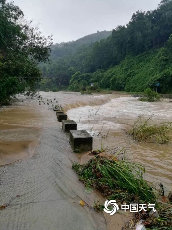 海南强降雨持续 局地出现内涝或山体滑坡