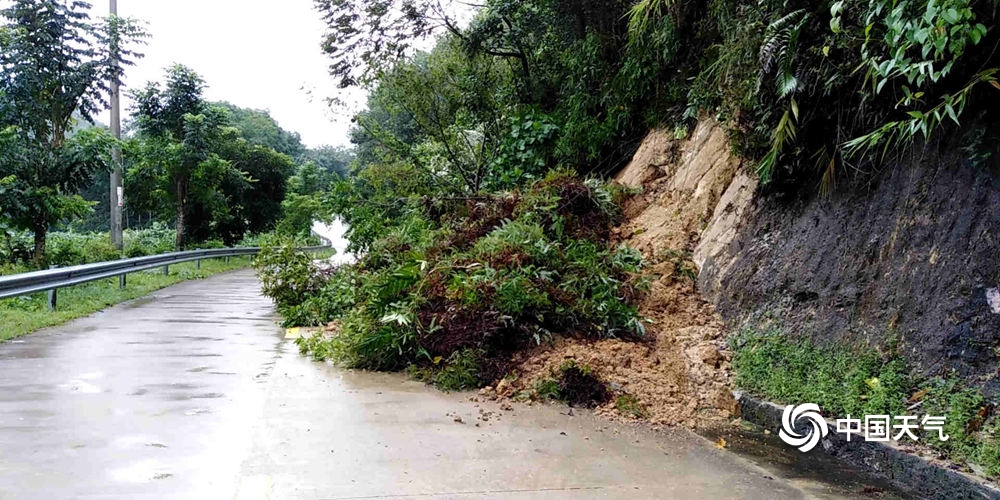 海南强降雨持续 局地出现内涝或山体滑坡