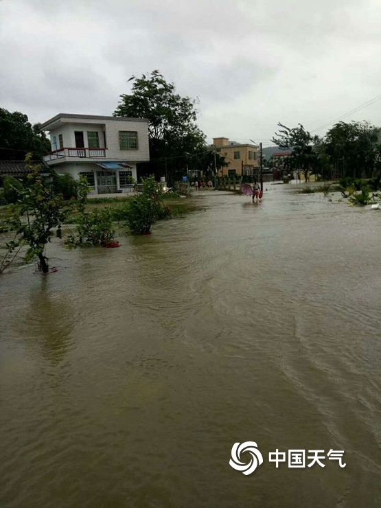 海南强降雨持续 局地出现内涝或山体滑坡