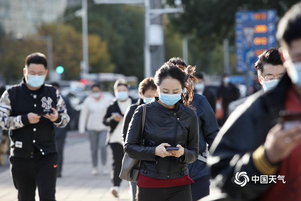 北京大风劲吹 街头行人眯眼前行头发飞舞