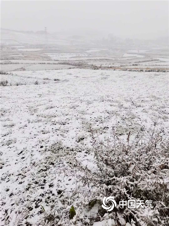 十月的云南宁蒗美丽“冻”人 高海拔地区飘起茫茫白雪