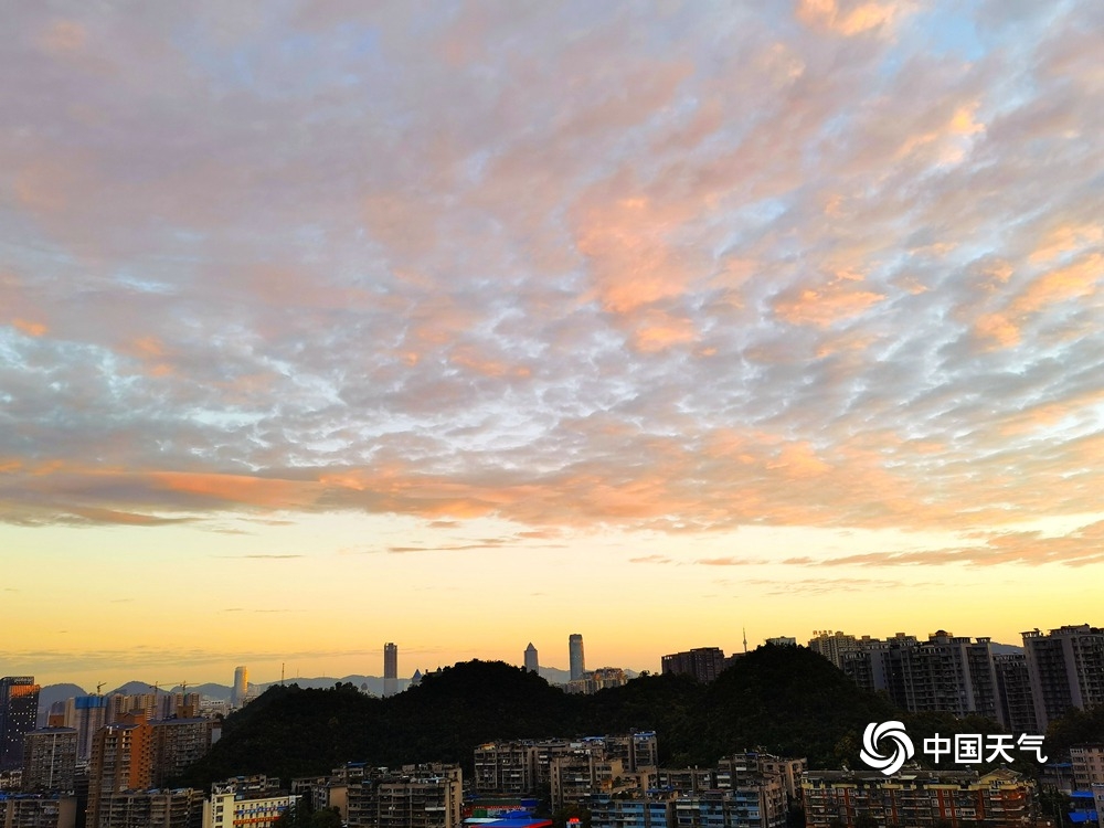贵阳金色朝霞铺满天空 绚丽耀眼
