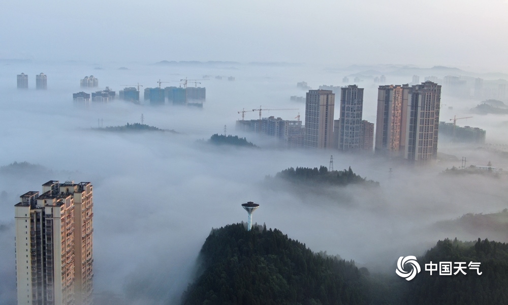 大雾笼罩四川资阳 城市如在云端