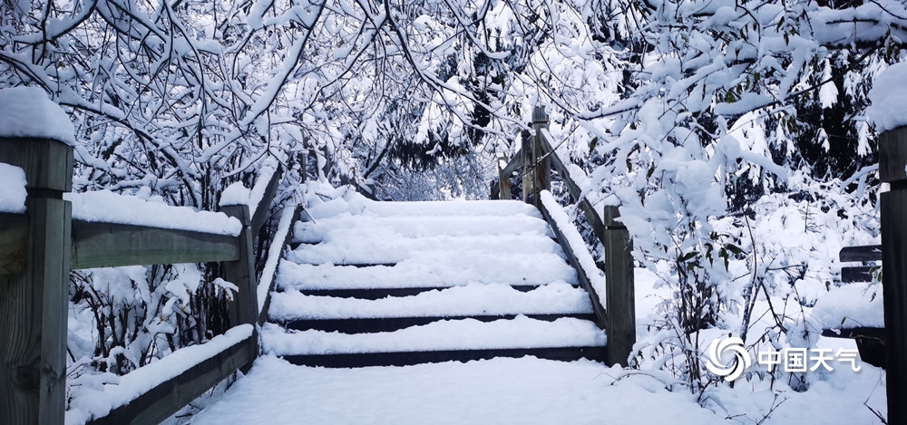 四川达古冰川白雪皑皑 宛如仙境