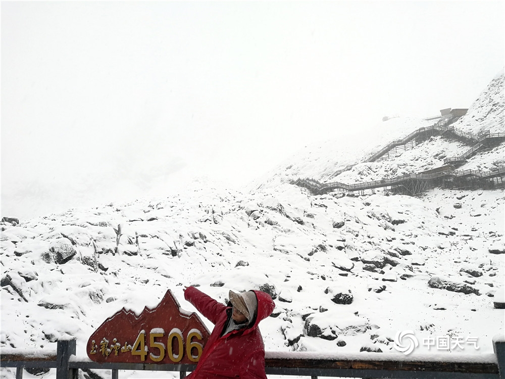 云南玉龙雪山降雪 银装素裹巍峨壮丽