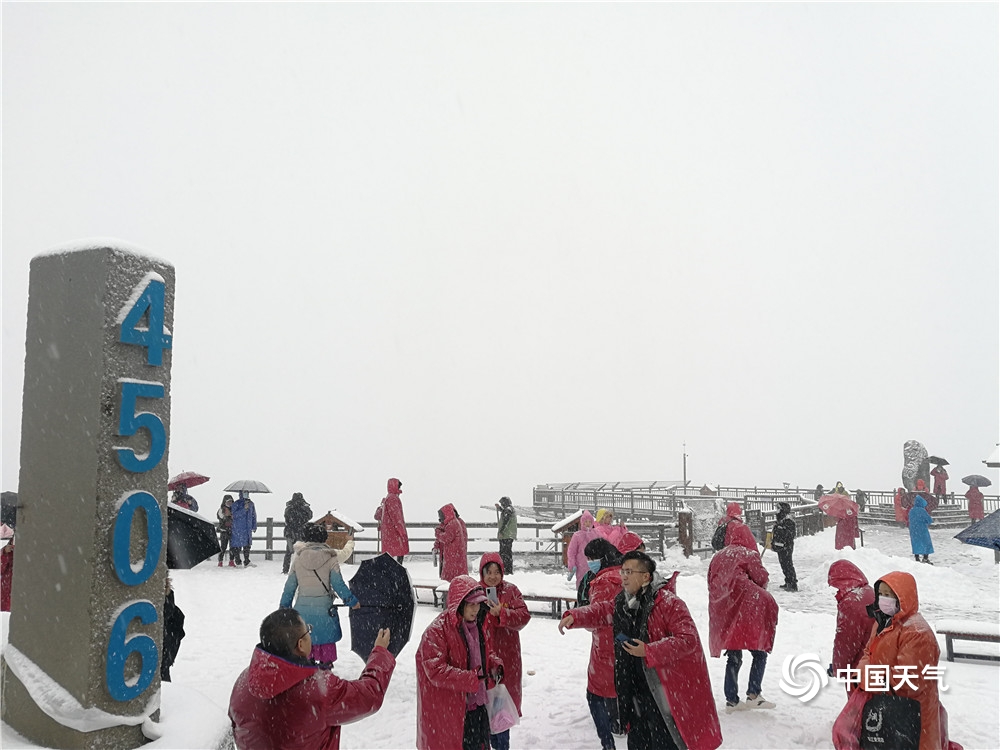 云南玉龙雪山降雪 银装素裹巍峨壮丽