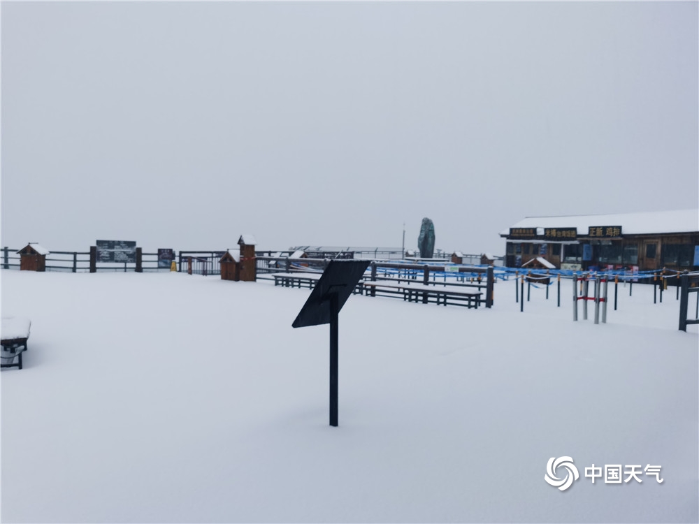 云南玉龙雪山降雪 银装素裹巍峨壮丽