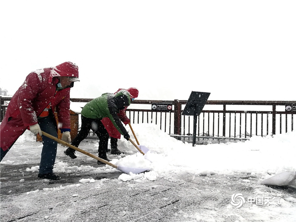 云南玉龙雪山降雪 银装素裹巍峨壮丽