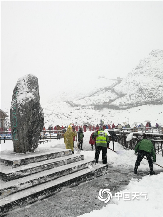 云南玉龙雪山降雪 银装素裹巍峨壮丽