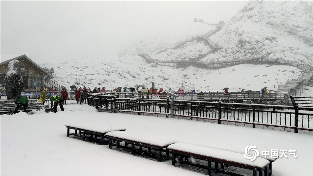 云南玉龙雪山降雪 银装素裹巍峨壮丽