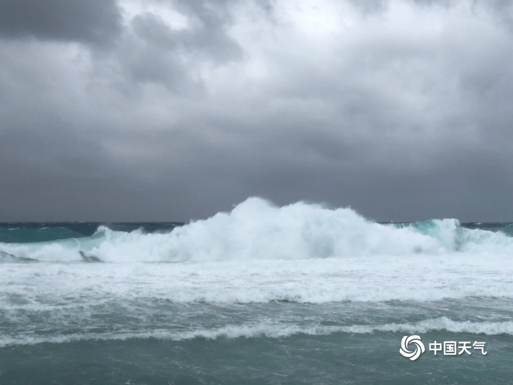 震撼！台风“沙德尔”来袭 海南三沙永兴岛风卷浪涌