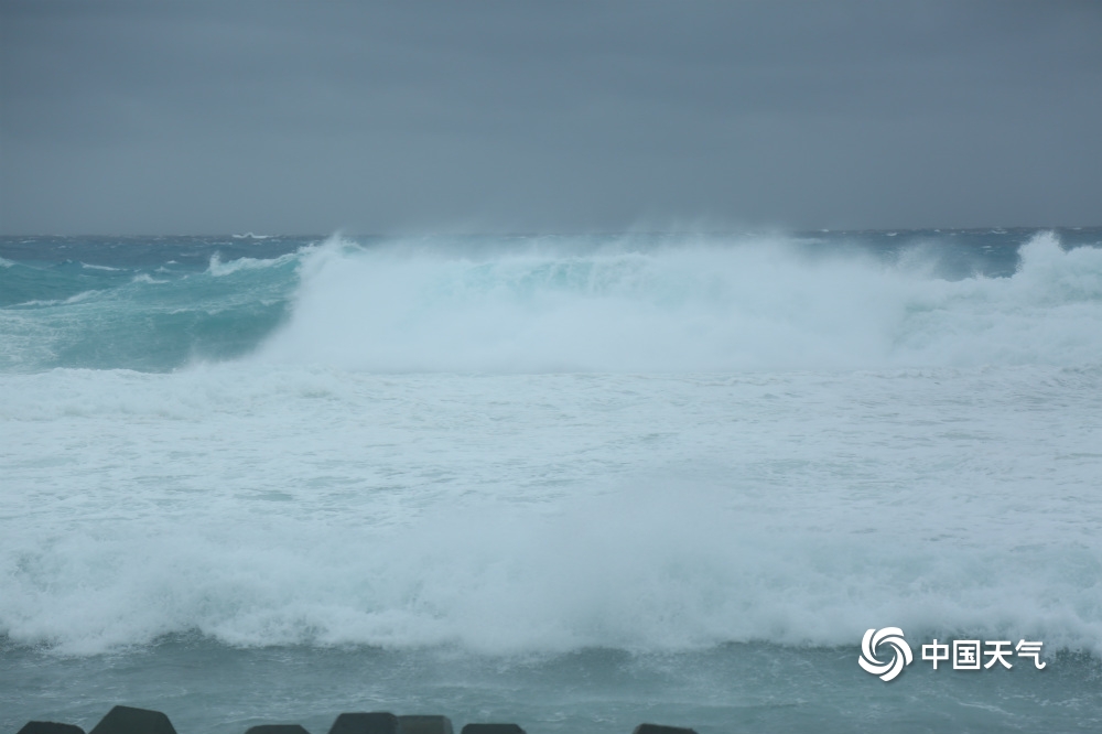 震撼！台风“沙德尔”来袭 海南三沙永兴岛风卷浪涌