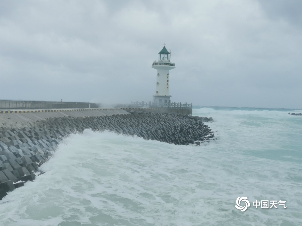 震撼！台风“沙德尔”来袭 海南三沙永兴岛风卷浪涌