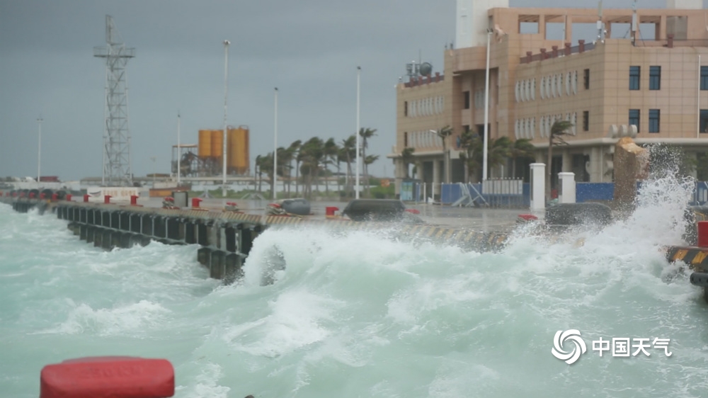 震撼！台风“沙德尔”来袭 海南三沙永兴岛风卷浪涌