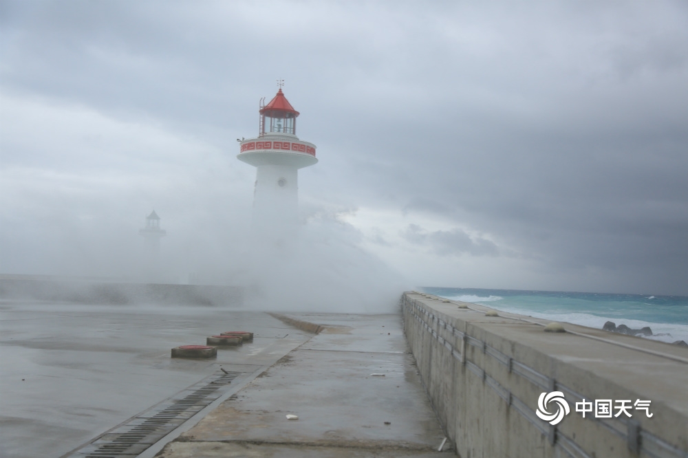 震撼！台风“沙德尔”来袭 海南三沙永兴岛风卷浪涌