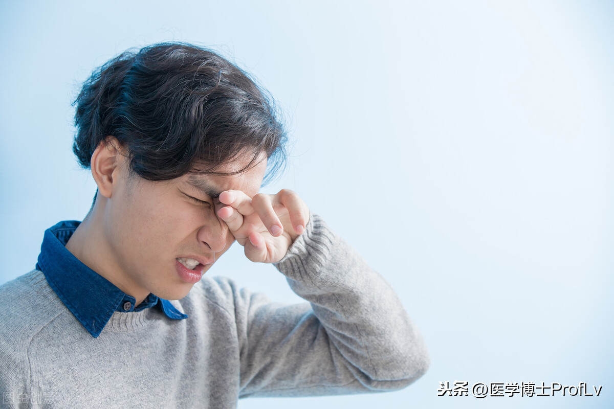 睡前喜欢玩手机的人，身上出现4现象，往往是肝开始对你不满意了