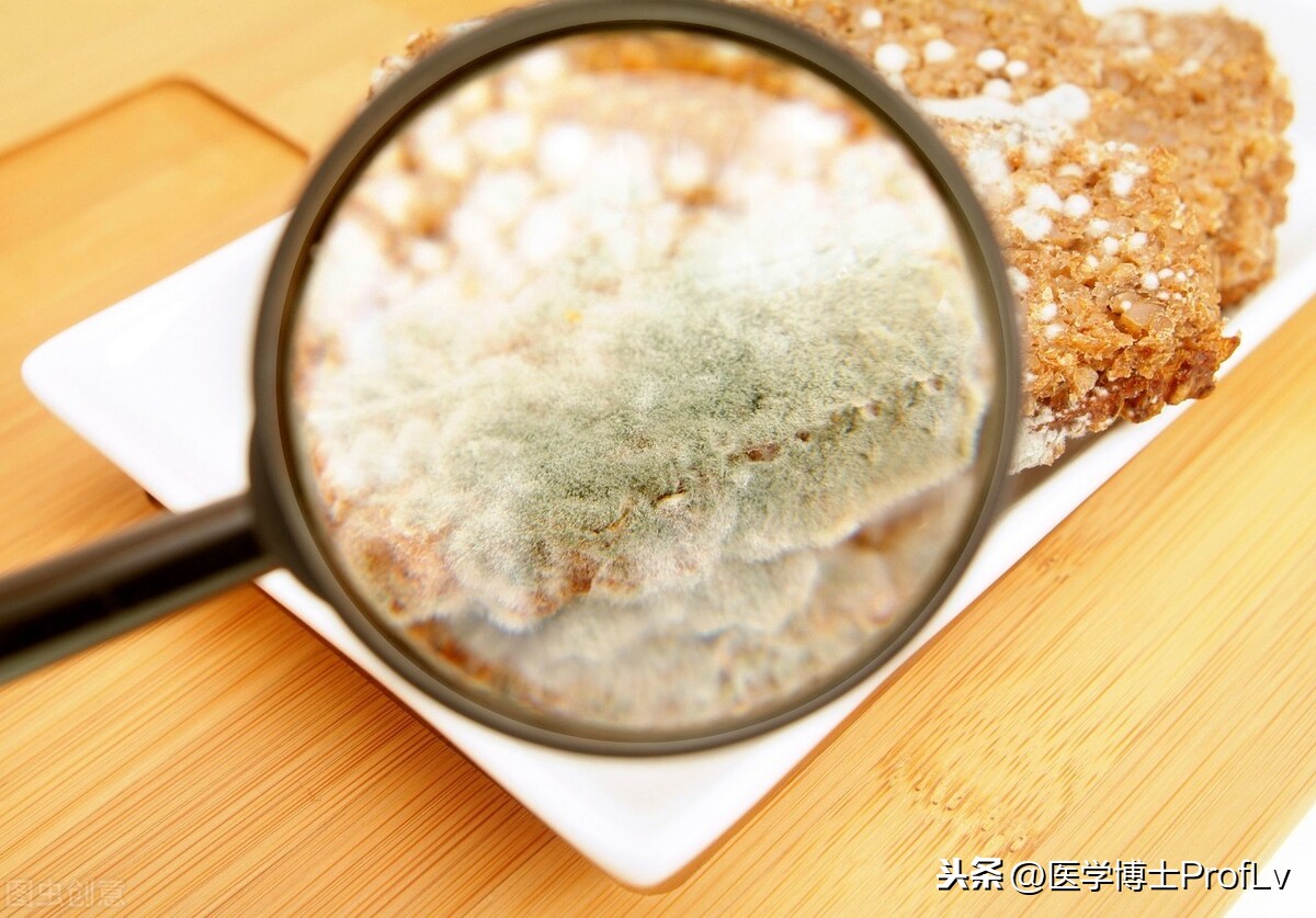 睡前喜欢玩手机的人，身上出现4现象，往往是肝开始对你不满意了