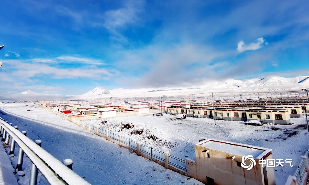 青海多地现今年下半年首场降雪 大地银装素裹