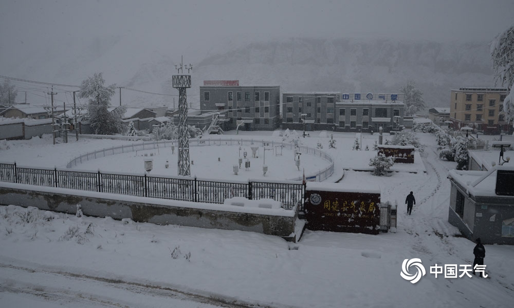 青海多地现今年下半年首场降雪 大地银装素裹