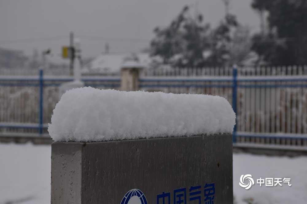 甘肃广河现今年下半年首场降雪 积雪深达10厘米