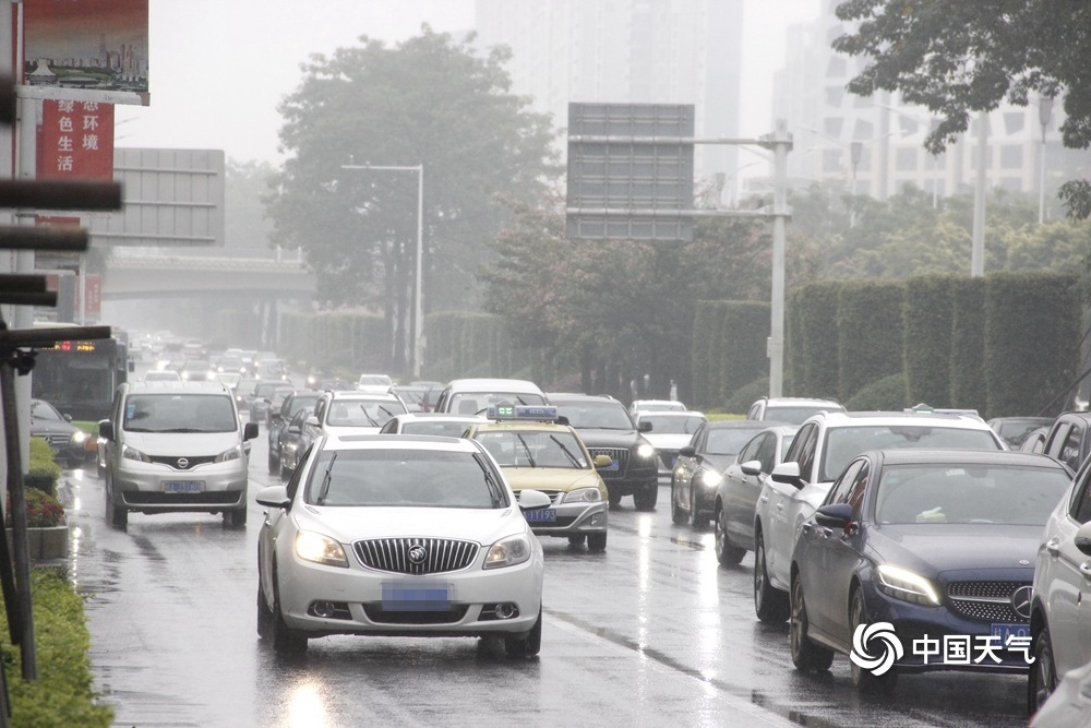 广西南宁现雨雾天气 能见度不佳交通受阻