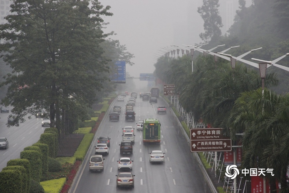 广西南宁现雨雾天气 能见度不佳交通受阻