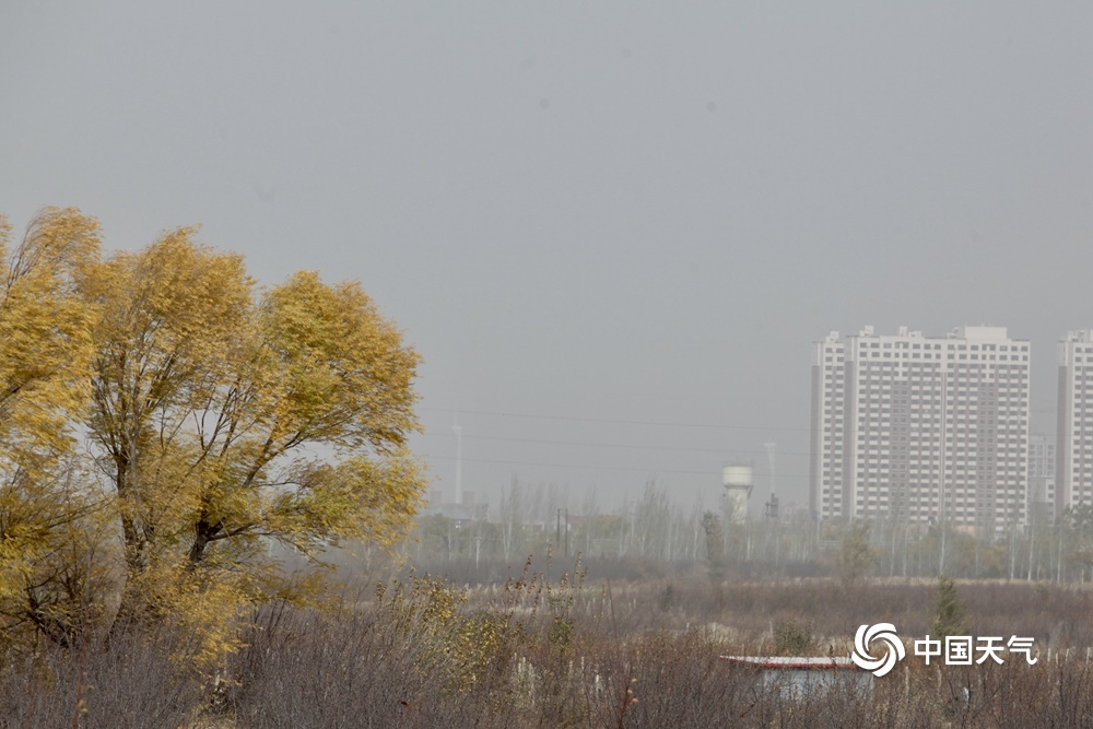 浮尘来袭！北京延庆污染严重 能见度不佳