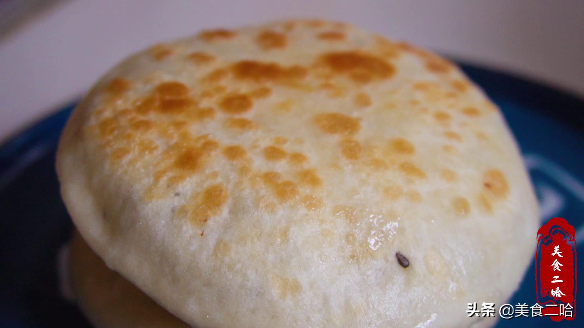 山东人真会做糖饼,直接用开水泼面粉,糖饼乖乖鼓大泡,松软好吃