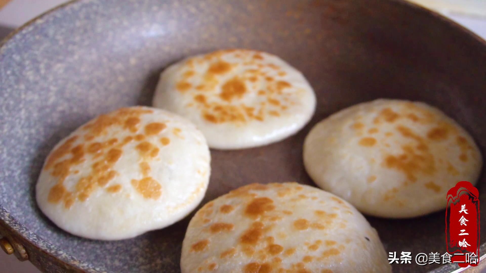 山东人真会做糖饼,直接用开水泼面粉,糖饼乖乖鼓大泡,松软好吃