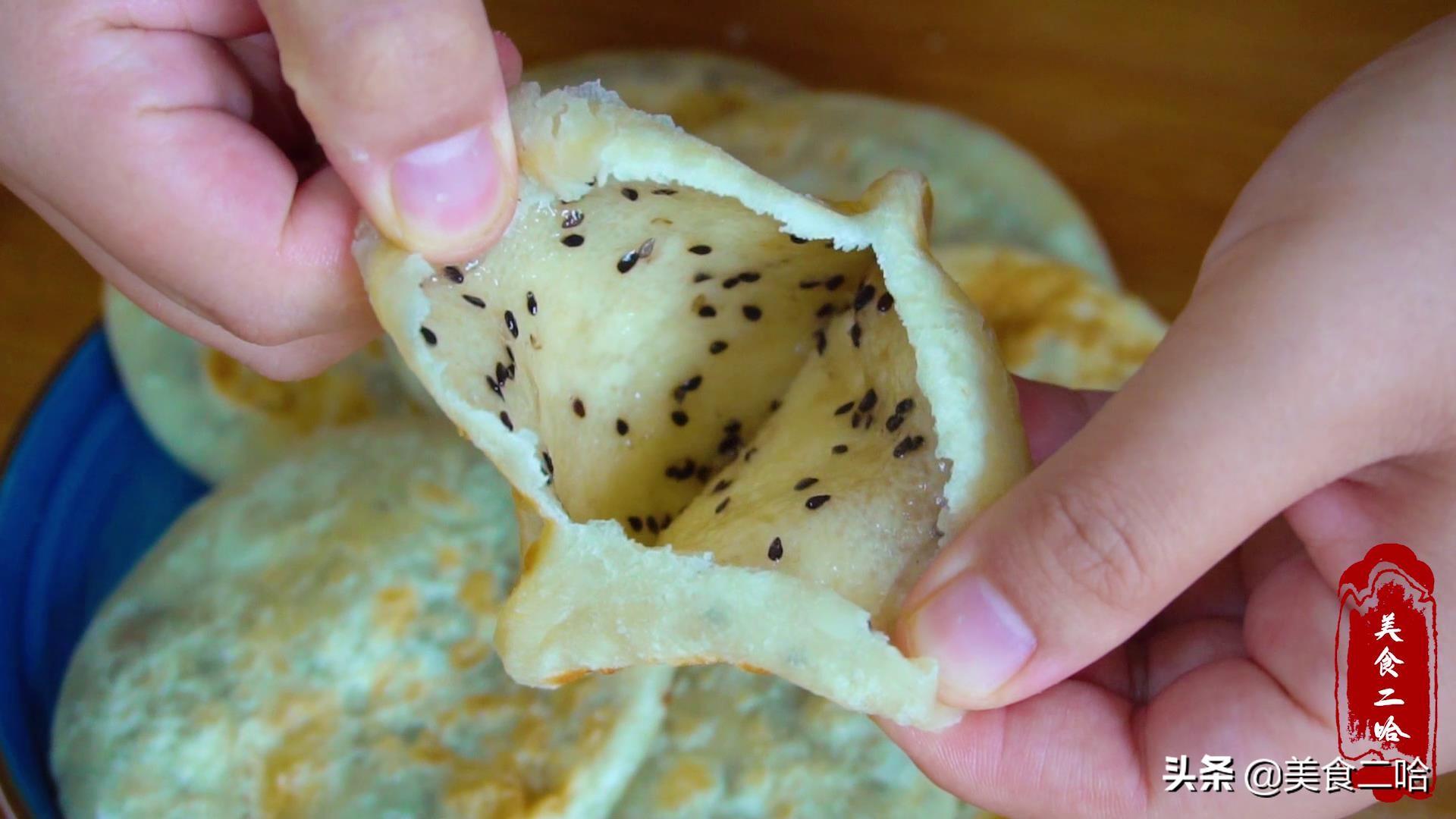 山东人真会做糖饼,直接用开水泼面粉,糖饼乖乖鼓大泡,松软好吃