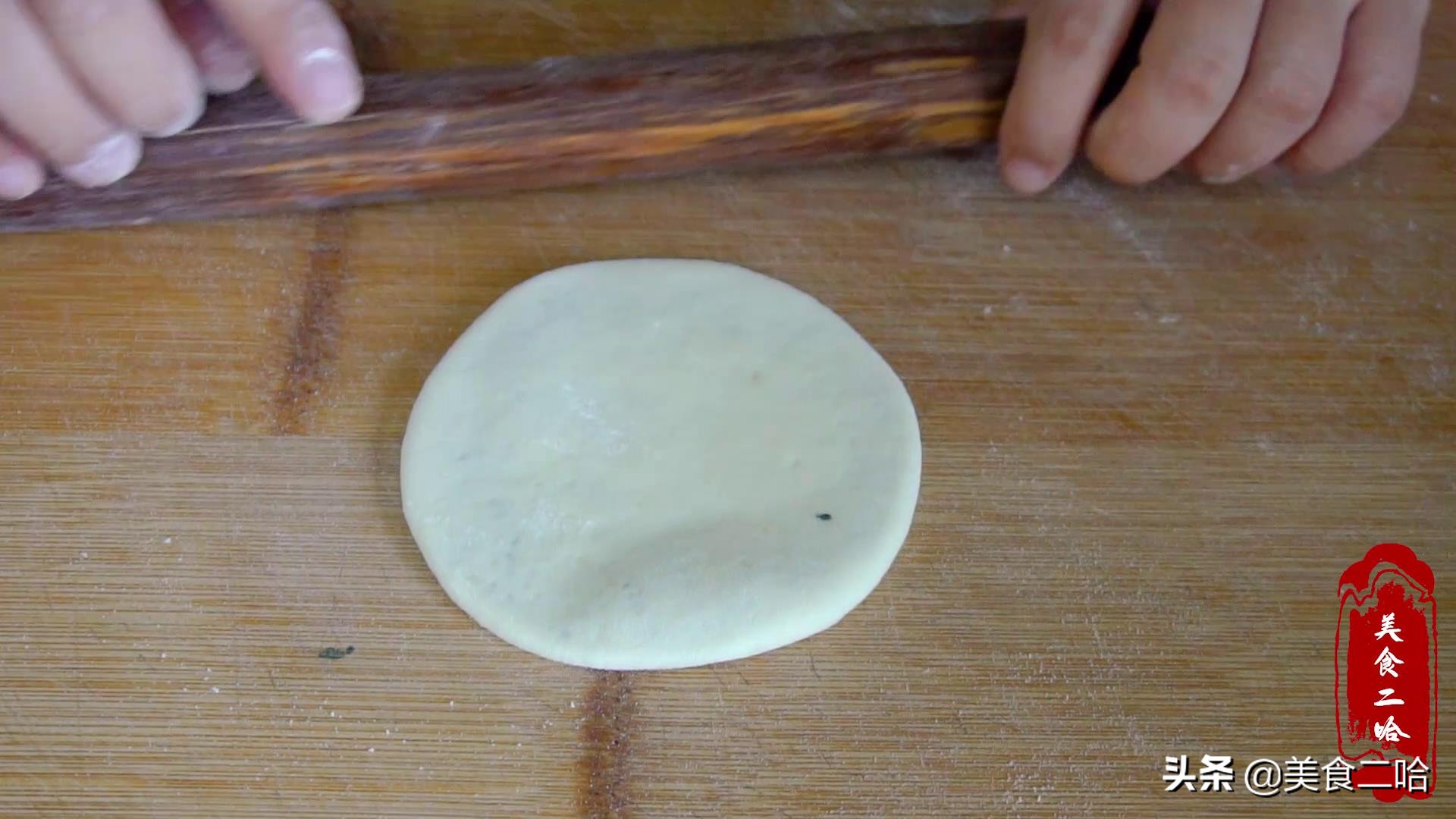 山东人真会做糖饼,直接用开水泼面粉,糖饼乖乖鼓大泡,松软好吃