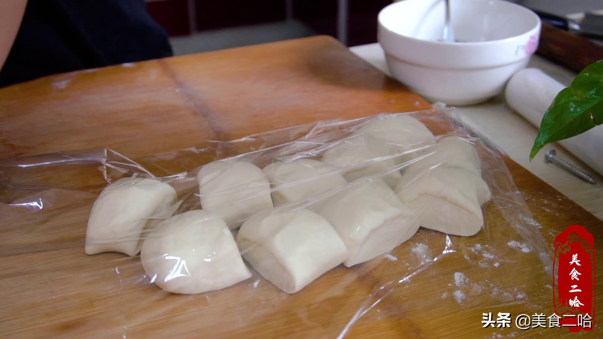 山东人真会做糖饼,直接用开水泼面粉,糖饼乖乖鼓大泡,松软好吃