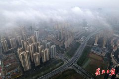 厚外套之间“切换”，春