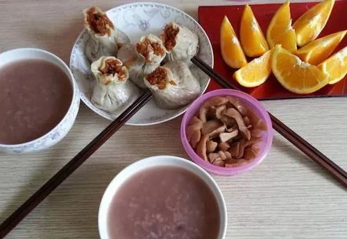 经常熬夜、喝酒伤肝脏？其实晨起的这几个坏习惯，危害都不小
