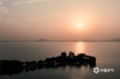 武汉东湖湖岸曲折，平静