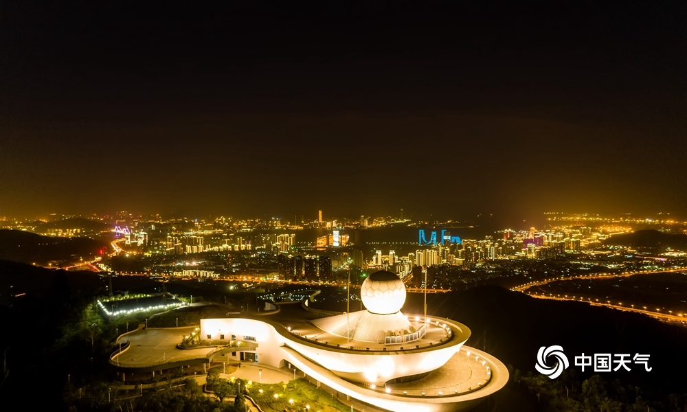 福建厦门:台风科技馆黑白昼夜景色大不同