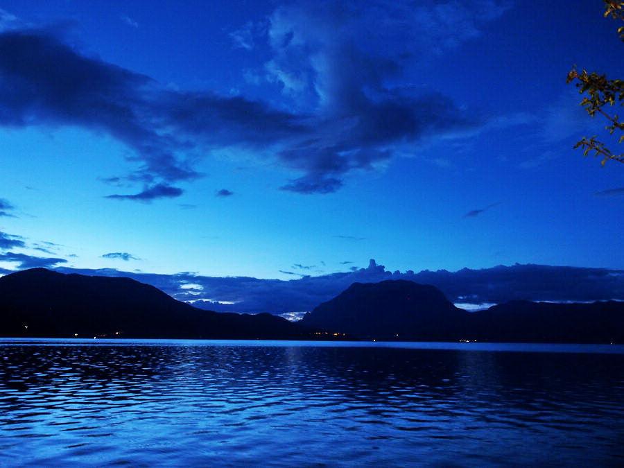 国内排名前三美的湖，看过它的晴雨日夜，才算了解这片山和水