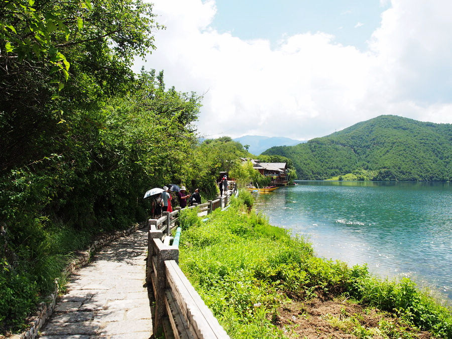 国内排名前三美的湖，看过它的晴雨日夜，才算了解这片山和水