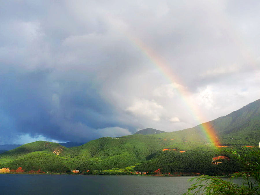 国内排名前三美的湖，看过它的晴雨日夜，才算了解这片山和水