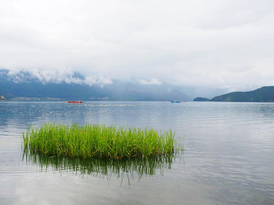 国内排名前三美的湖，看过它的晴雨日夜，才算了解这片山和水