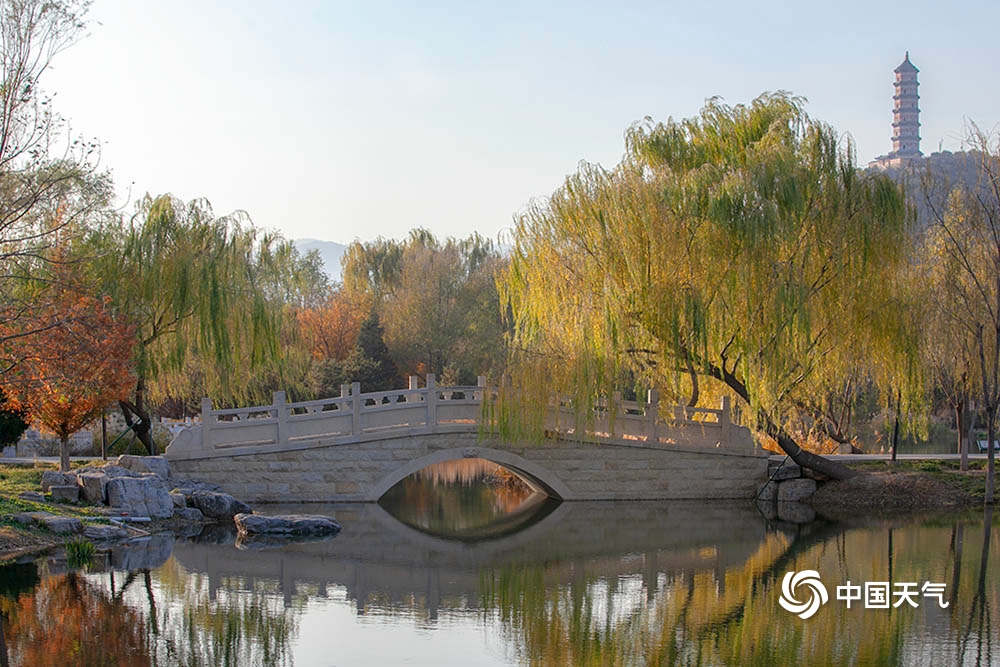 北京西郊景色如画 湖水澄明如镜