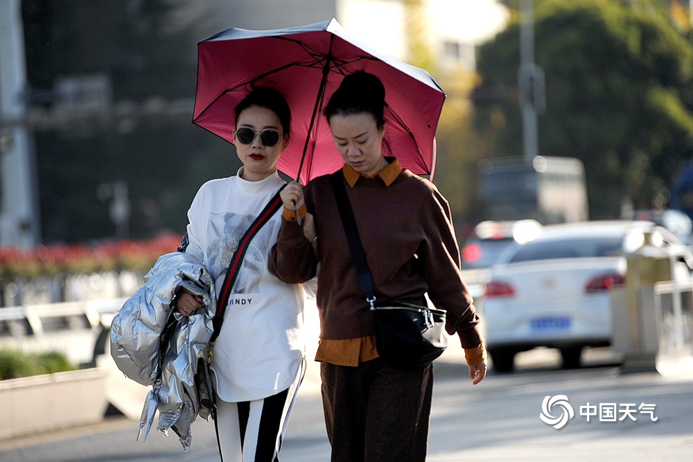 贵阳昼夜温差超15℃  市民出行“乱穿衣”