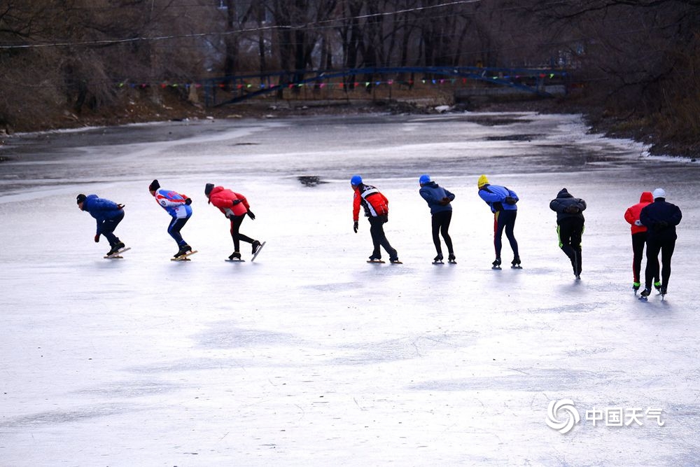 内蒙古滑冰爱好者冰上起舞 尽享冬日乐趣