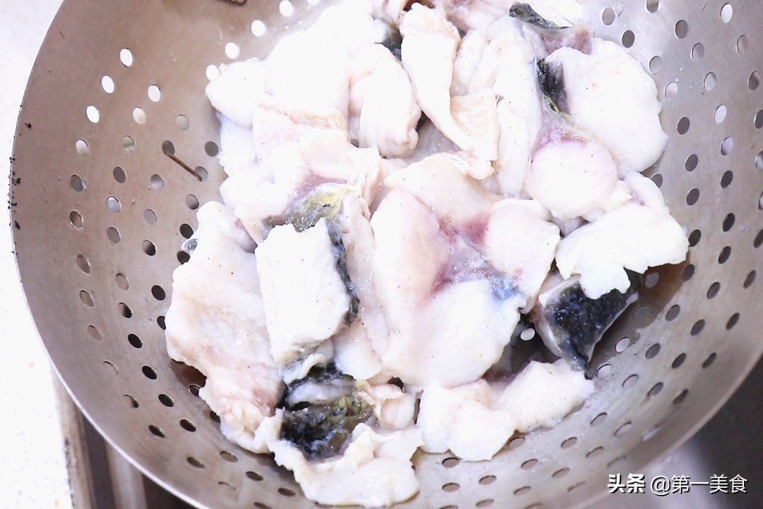 做酸菜鱼,酸菜不能直接下锅煮!牢记3点,鱼片嫩滑不碎汤鲜无比