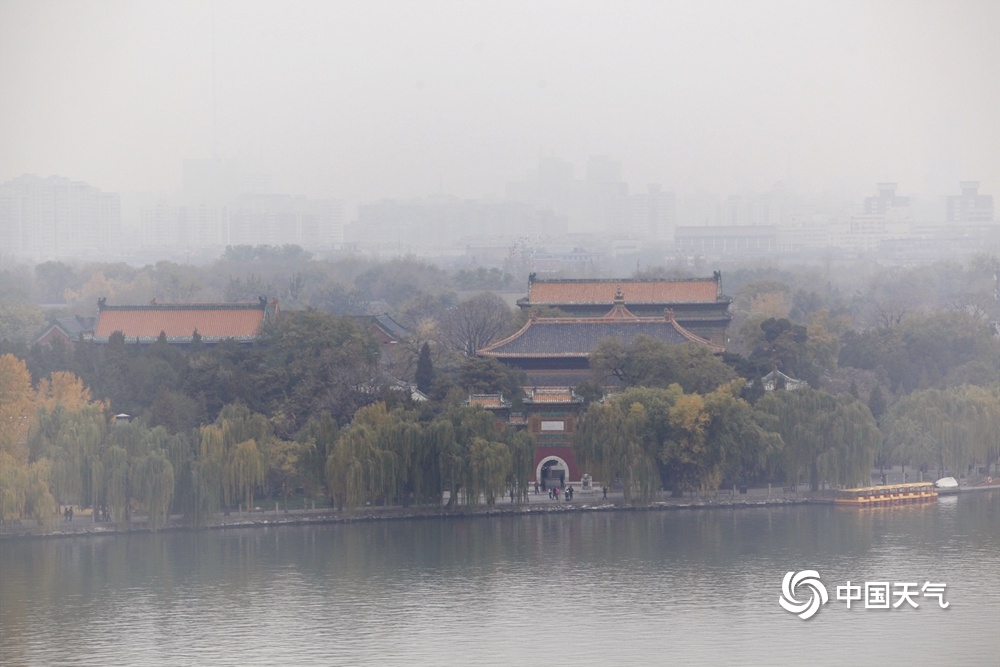 北京霾天气继续 北海太液池远眺似“遮纱”