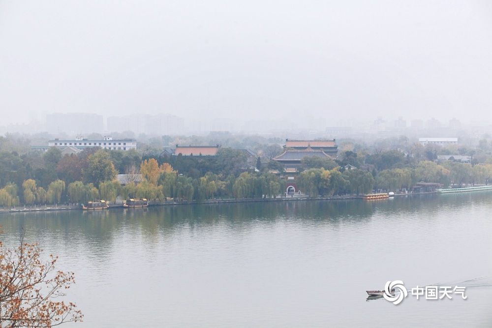 北京霾天气继续 北海太液池远眺似“遮纱”