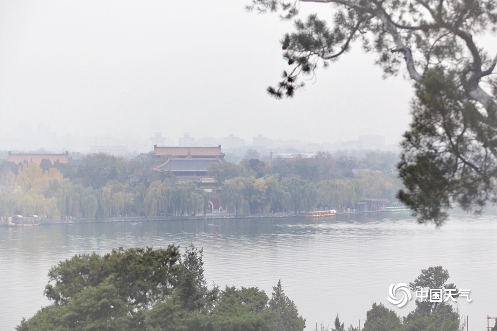 北京霾天气继续 北海太液池远眺似“遮纱”