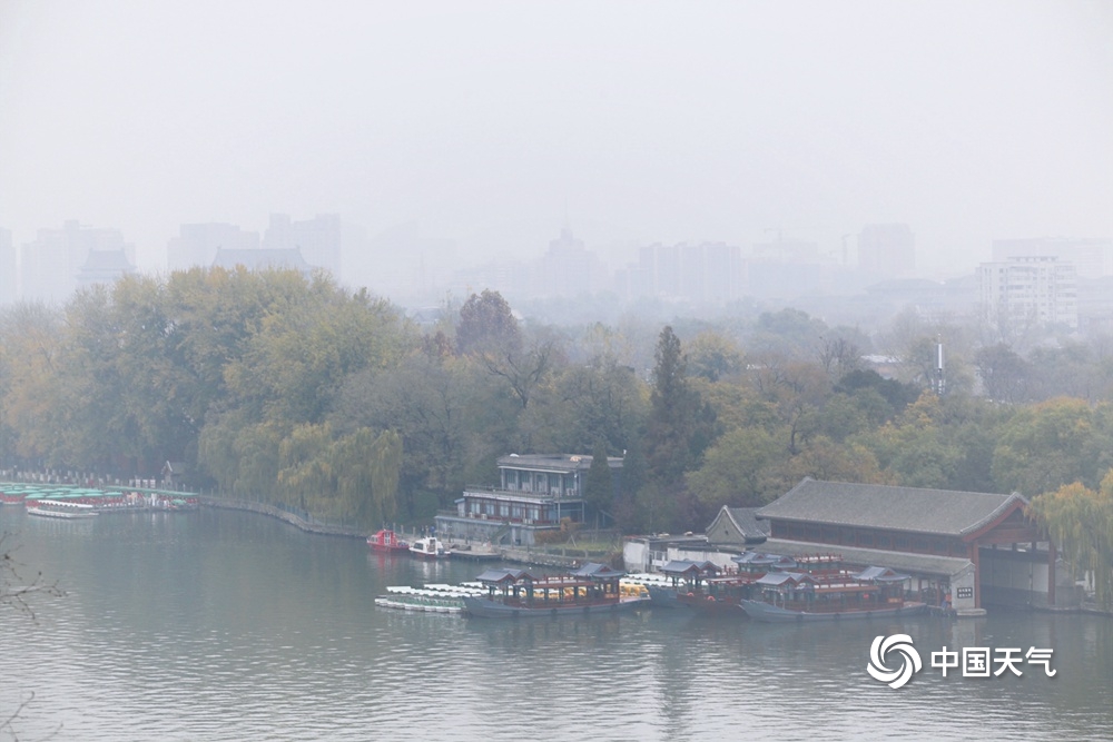 北京霾天气继续 北海太液池远眺似“遮纱”