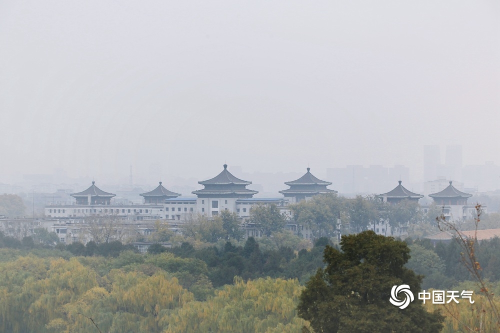 北京霾天气继续 北海太液池远眺似“遮纱”